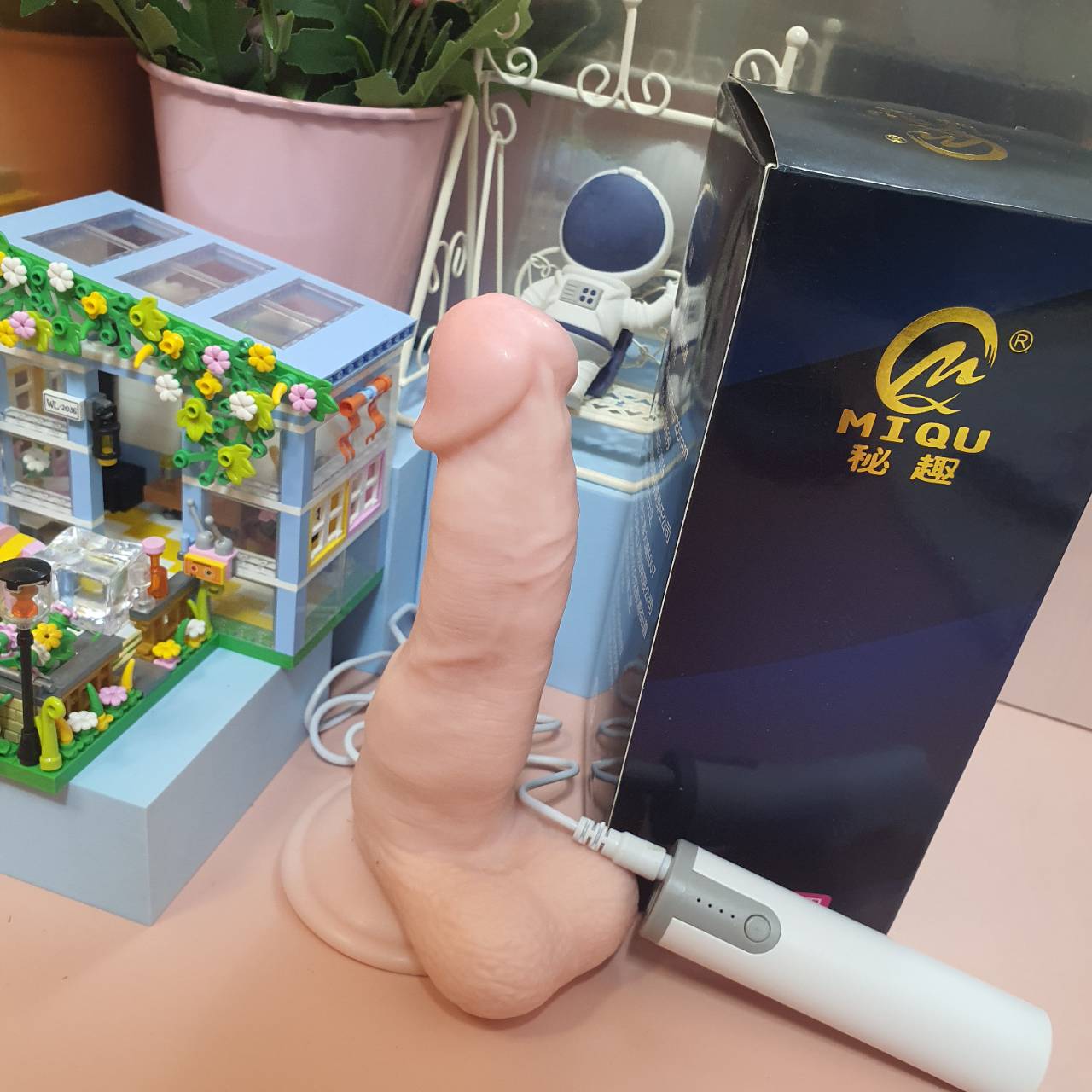 <strong>ดิลโด้แปะพื้นสั่นควงไซส์ 7 นิ้ว MIQU</strong> <br><font color=#FF0000>รหัสสินค้า: B72</font><br>